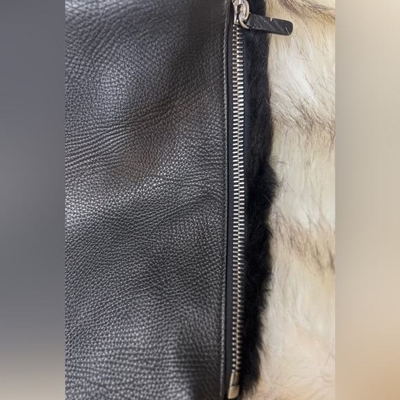 SOLD
BURBERRY Large Black leather/Fur Shoulder bag silver hardware - Picture 12 of 14